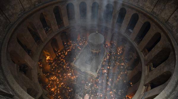 المسيحيون يحتفلون بسبت النور في كنيسة القيامة