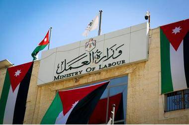 العمل ترد على نقابة عاملات المنازل حول تأخير معاملات الاستقدام