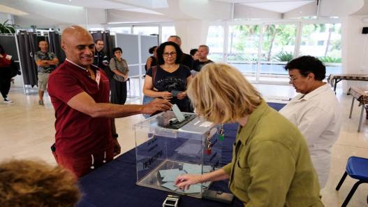 انتخابات رئاسية فرنسية حاسمة يتواجه فيها ماكرون ولوبن