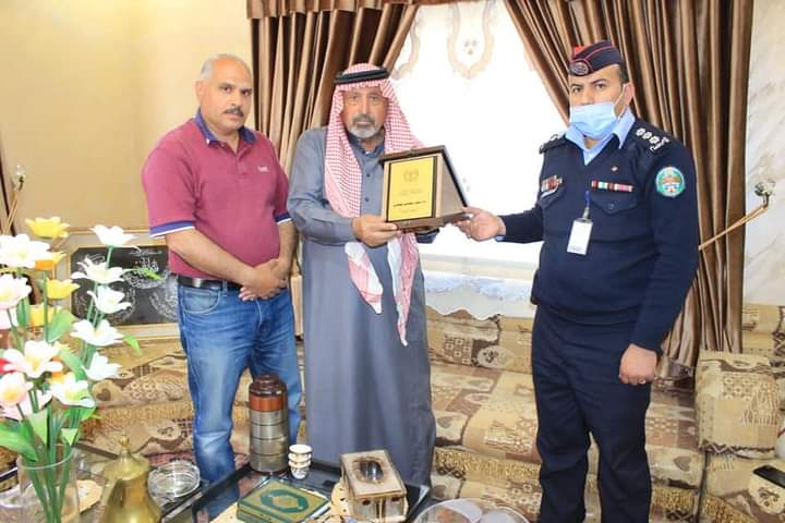 الأمن العام يكرم عدداً من المتقاعدين العسكريين والمحاربين القدامى _صور