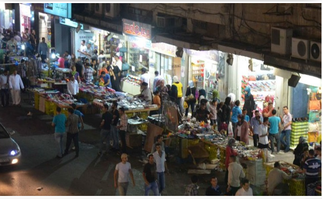 المواطنون يتوجهون لشراء ملابس العيد مع استلام الرواتب .. وانخفاض الاقبال على اللحوم للنصف