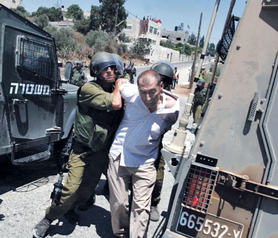 اعتقال 16 فلسطينيا في الضفة الغربية والقدس المحتلة