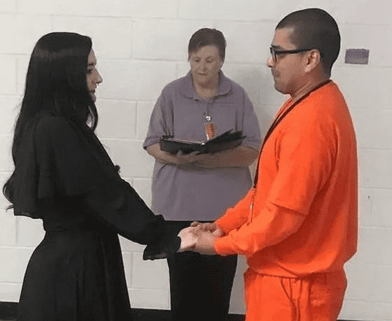 ممرضة بريطانية تتزوج من قاتل أميركي محكوم عليه بالإعدام