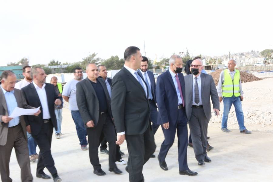 وفد حكومي يتفقد سير العمل بمشروع الحديقة البيئية في الرصيفة