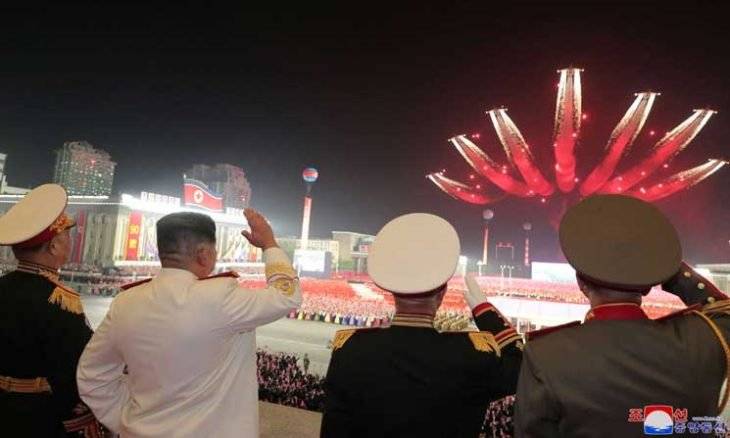 كوريا الشمالية تعرض صواريخ باليستية عابرة للقارات وتتعهد بتعزيز الترسانة النووية (صور)