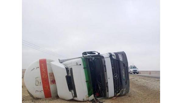 تدهور صهريج محملا بمادة نفطية على طريق شويعر