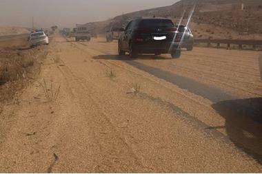 سقوط حمولة قمح على طريق الزرقاء المفرق