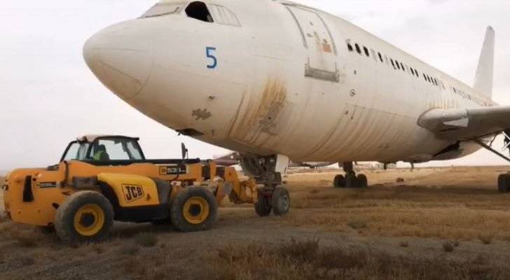 طائرة تغادر مطار الملكة علياء إلى إربد محملة على الشاحنات