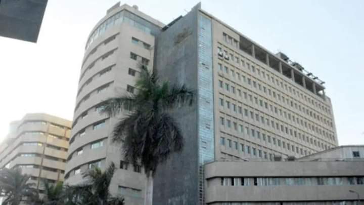 صحافي مصري يشنق نفسه ورأسه يسقط من مبنى الأهرام