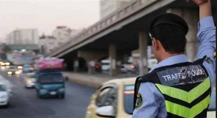 إدارة السير: الوقوف المزدوج للمركبات يهدد السلامة العامة