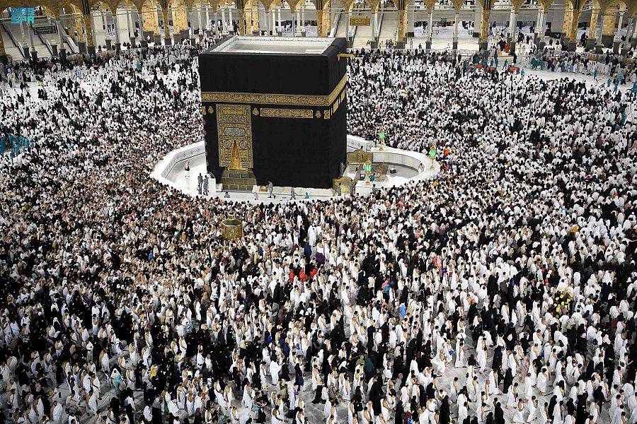 قاصدو المسجد الحرام يشهدون ختم القرآن ليلة 29