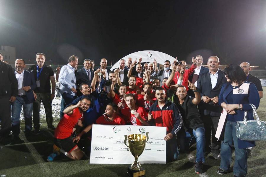 مندوبا عن سمو ولي العهد وزير الشباب يرعى اختتام بطولة خماسيات كرة القدم الرمضانية