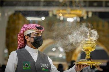 بالصور.. شاهد تطييب وتبخير المسجد الحرام ليلة ختم القرآن