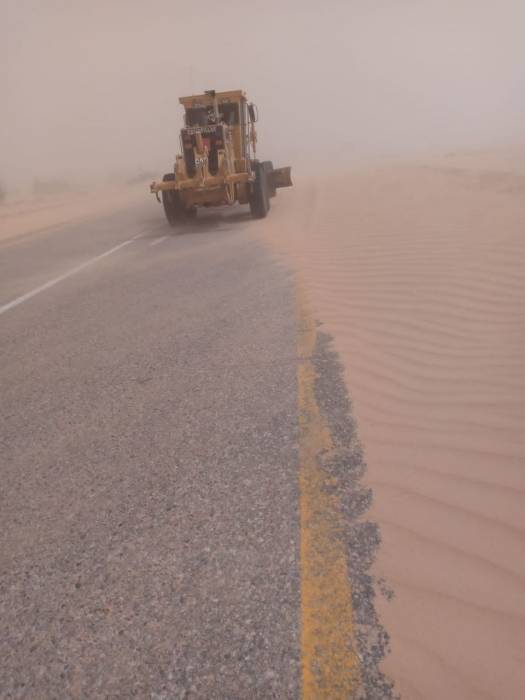الأشغال تتعامل مع تجمع للرمال على طريق وادي عربة
