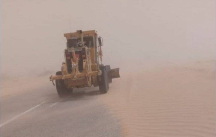الأشغال تتعامل مع تجمع للرمال على طريق وادي عربة