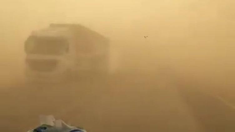 شاهد كيف اغلق الغبار الصحراوي في منطقة ضبعة