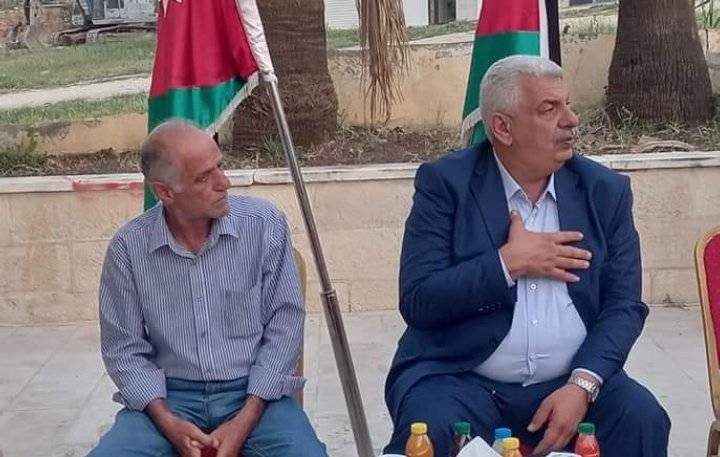 رئيس بلدية الفحيص يكرم عمال الوطن _صور