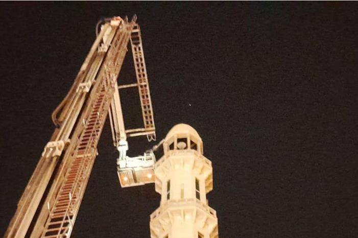 الدفاع المدني يتمكن من انزال هلال معدني ايل للسقوط من اعلى مأذنة بعمان