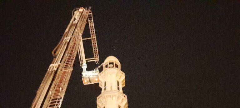 الدفاع المدني يتمكن من إنزال هلال معدني آيل للسقوط من أعلى مئذنة في العاصمة