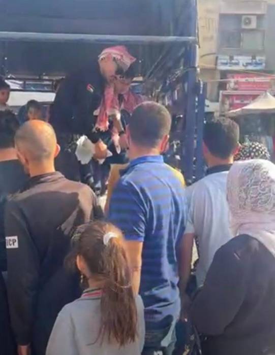 مبادرة “بصمة شباب الخير ” توزع طرود الخير على عائلات عفيفة في مخيم البقعة