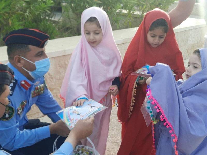 إدارة السير توزع الحلوى في الميدان_صور