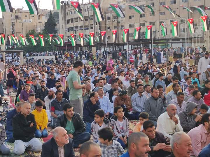 الأردنيون يؤدون صلاة عيد الفطر