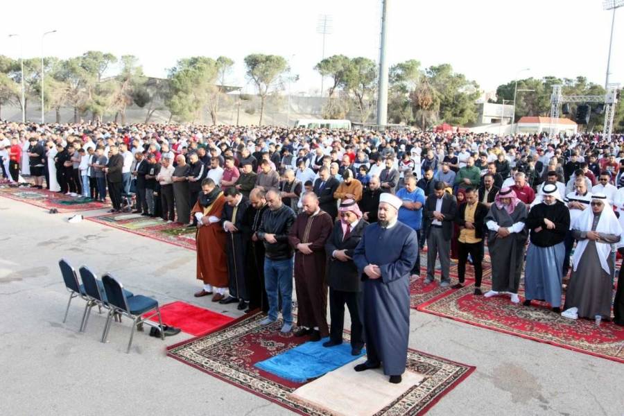 مئات آلاف المصلين يؤدون صلاة عيد الفطر السعيد