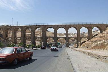 الأمن يُثني سبعيني عن الإنتحار من فوق الجسور العشرة بعمّان