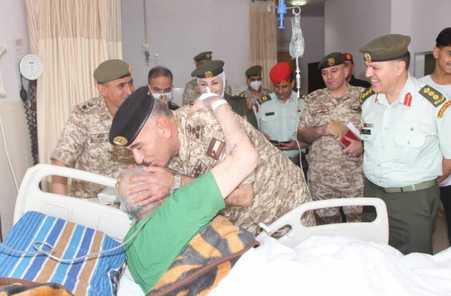 كبار ضباط القوات المسلحة يزورون المرضى في المستشفيات العسكرية في أول أيام عيد الفطر...صور