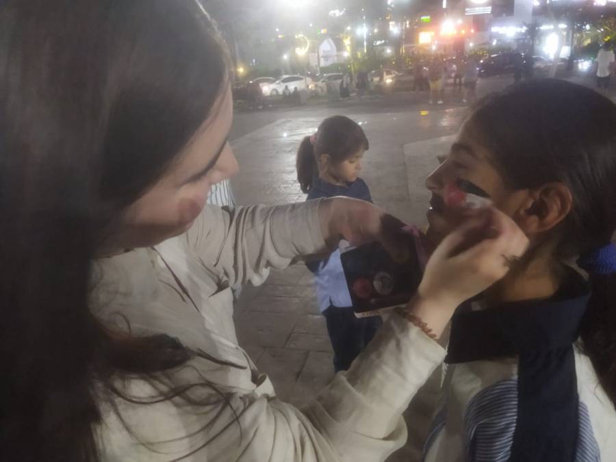 كنديون يساندون مبادرة عالم ايجابي في العقبة في تنفيذ نشاط العيد ...صور