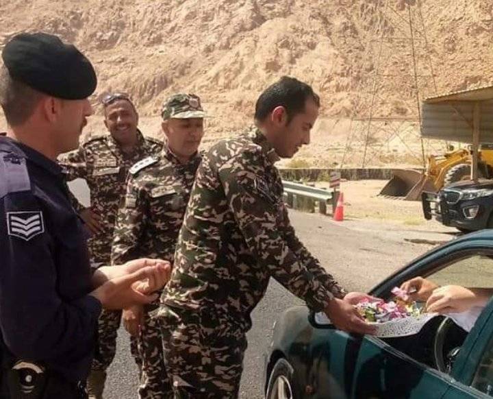 كوادر دوريات مكافحة التهريب في جمرك العقبة توزع الحلوى على المسافرين والزوار لمدينة العقبة
