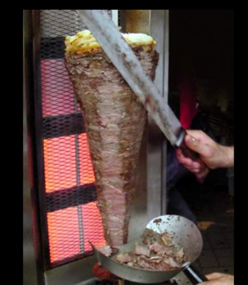 جريمة تهز الكويت... مصري يطعن  سوريين في مطعم شاورما