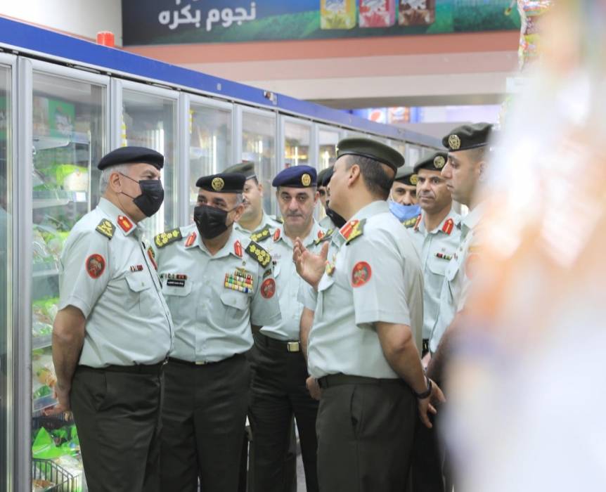 اللواء الركن الحنيطي يوجه المؤسسة الاستهلاكية العسكرية باستمرار توفير السلع الاساسية بأسعار مناسبة....صور