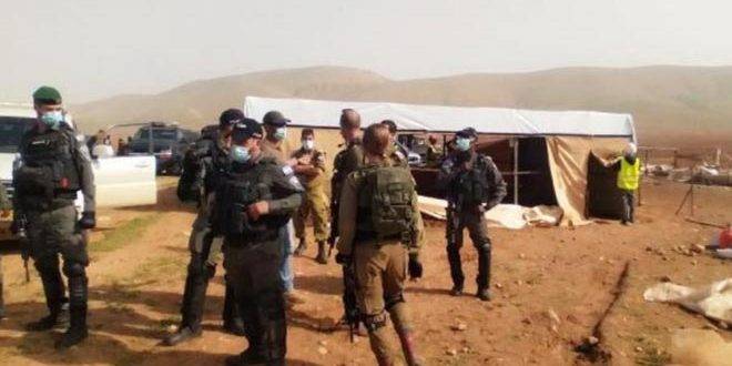 قوات الاحتلال تعتدي على ممتلكات الفلسطينيين في الخليل