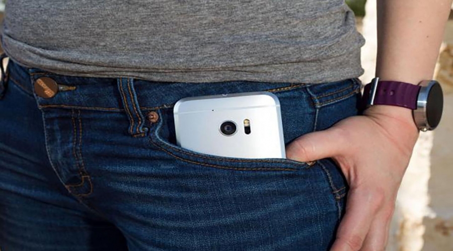 لماذا يجب عليك تجنب وضع هاتفك الذكي في جيبك؟