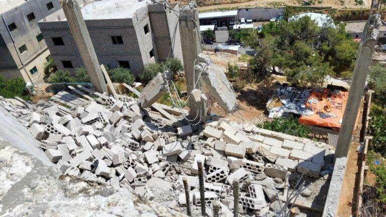 اصابة ثلاثة أشخاص جراء انهيار منزل في السلط