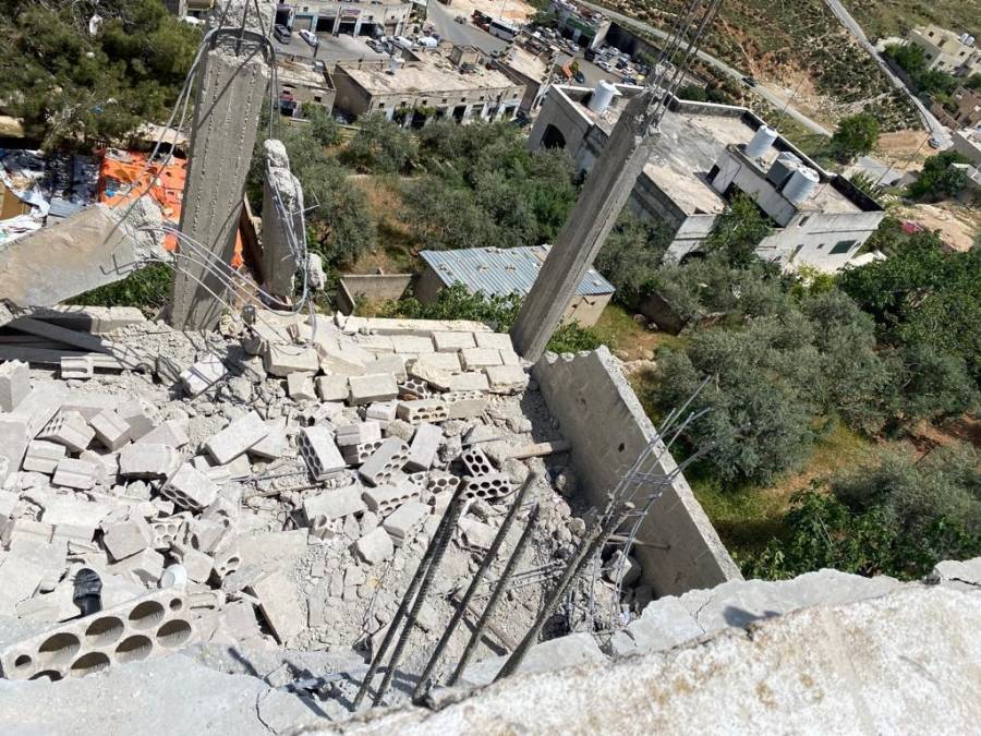 الأشغال تكشف على موقع إنهيار منزل في السلط