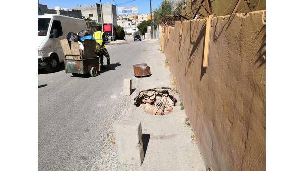 حفرة عميقة في شارع بمنطقة حنينا انهارت في الشارع تشكل خطرا على المواطنين والطلبة