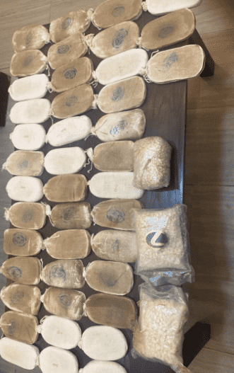 مداهمة والقبض على  تاجر ومروج للمخدرات في  البادية الشمالية بعد مقاومة شديدة