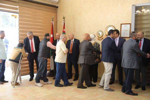 أسرة الجامعة الأردنية تتبادل التهاني بمناسبة عيد الفطر