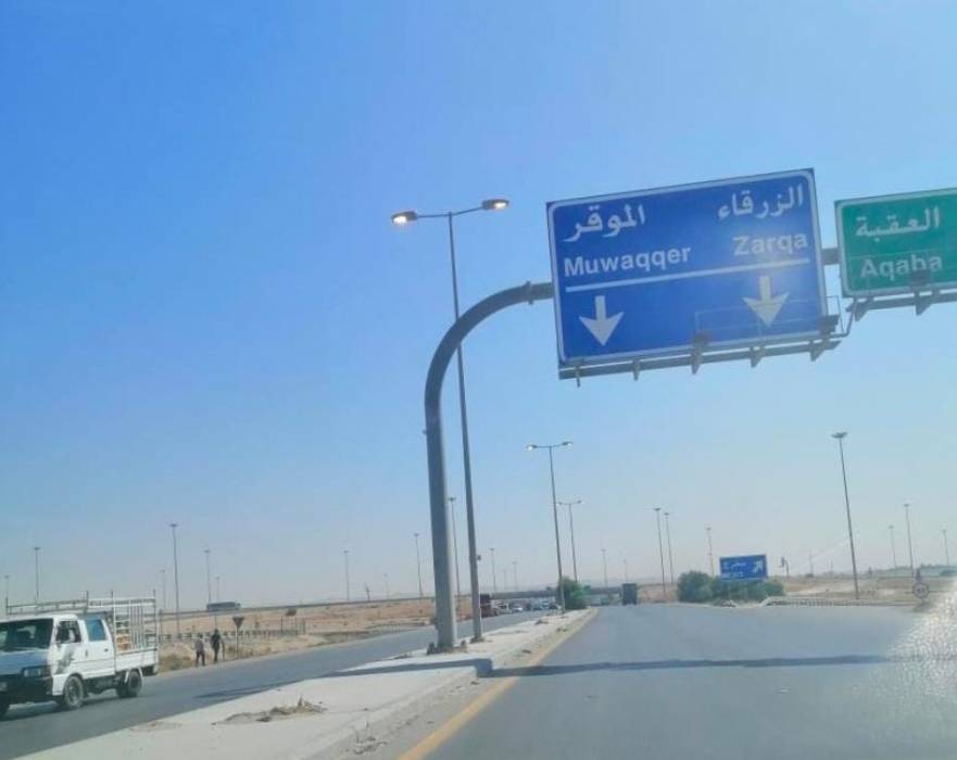 الدوريات الخارجية تضبط باص على متنه 18 راكبًا حمولة زائدة بلواء الموقر