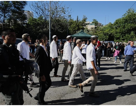 القدس :عشرات المستوطنين المتطرفين يقتحمون باحات الاقصى