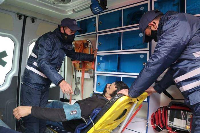 تحذير من سلوك خاطئ أثناء نقل مصاب بسيارة الإسعاف