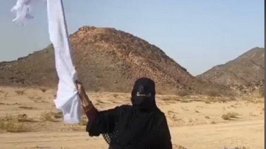 لماذا رفعت هذه المرأة السعودية راية بيضاء؟