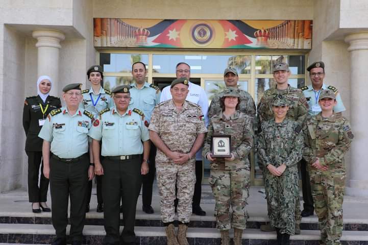 وفد عسكري طبي امريكي يزور الخدمات الطبية الملكية _صور