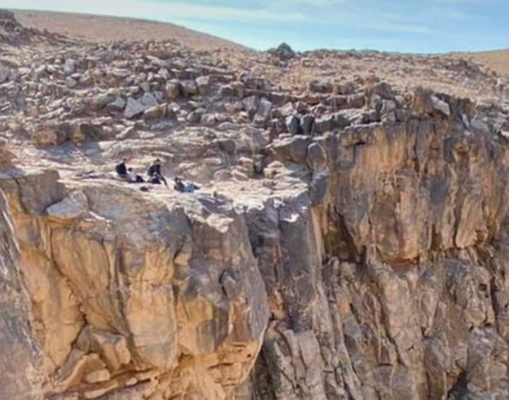 الدفاع المدني ينقذ شخصا سقط عن مقطع صخري بالبحر الميت