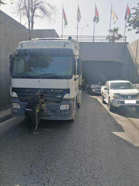 أزمة سير إثر تعطل مركبة شحن داخل نفق الملتقى بعمان