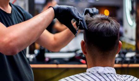 مخالفات وانتهاكات لحقوق العاملين في قطاع التجميل