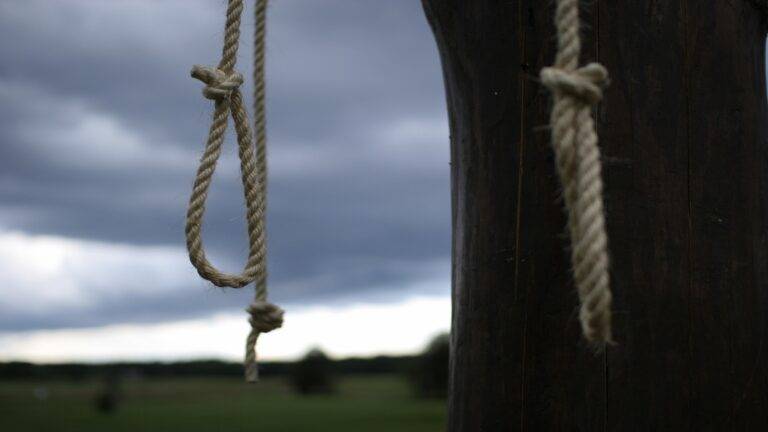 167 شخصا انتحروا العام الماضي.. والشنق ثم الحرق أكثر الوسائل استخداما