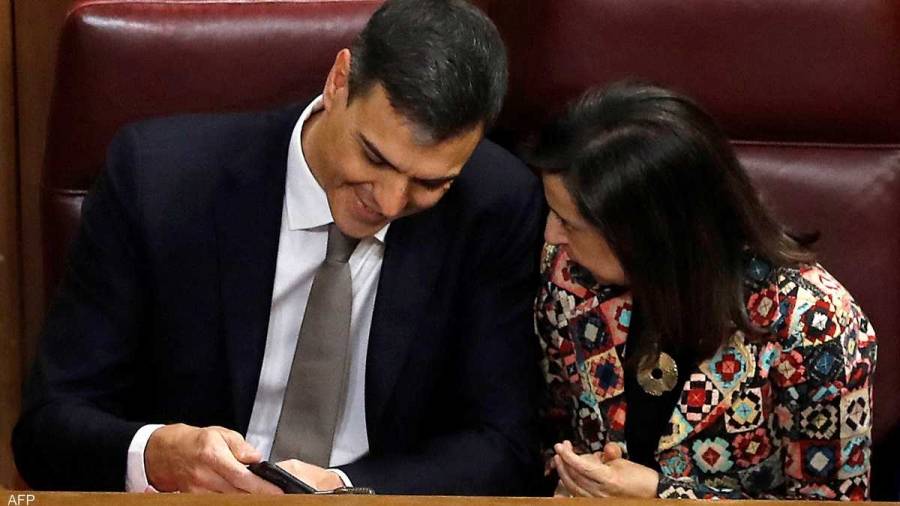 فضيحة الهواتف تطيح برئيسة الاستخبارات الإسبانية